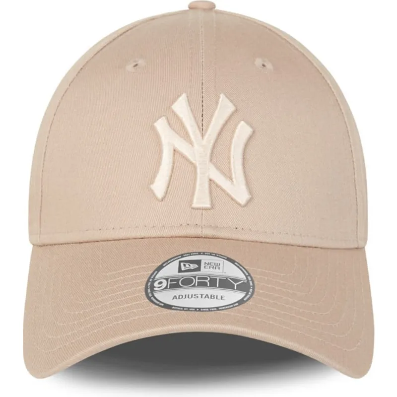 beige-justerbar-buet-kasket-med-beige-logo-9forty-league-essential-fra-new-york-yankees-mlb-fra-new-era