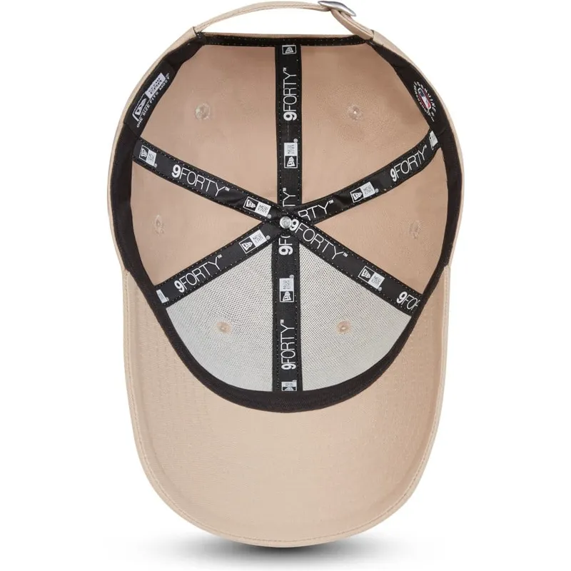 beige-justerbar-bojd-keps-med-beige-logotyp-9forty-league-essential-new-york-yankees-mlb-fran-new-era