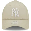 buet-beige-justerbar-kasket-til-kvinder-9forty-league-essential-fra-new-york-yankees-mlb-fra-new-era