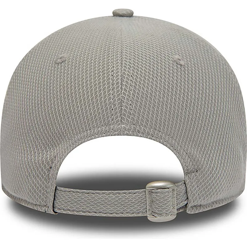 cappelli-curva-grigio-cinghia-regolabile-9forty-diamond-era-essential-dei-new-york-yankees-mlb-di-new-era cappelli-curva-grigio-cinghia-regolabile-9forty-diamond-era-essential-dei-new-york-yankees-mlb-di-new-era