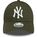 gron-justerbar-kvindekasket-med-buet-skygge-9forty-league-essential-new-york-yankees-mlb-fra-new-era