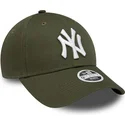 gron-justerbar-kvindekasket-med-buet-skygge-9forty-league-essential-new-york-yankees-mlb-fra-new-era