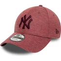 new-era-new-york-yankees-mlb-9forty-jersey-essential-verstellbare-kappe-mit-gebogenem-schirm-in-granatrot-mit-logo-in-granatrot