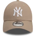 cappellino-visiera-curva-marrone-chiaro-regolabile-9forty-league-essential-di-new-york-yankees-mlb-di-new-era