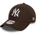 mork-brun-justerbar-kurvet-kasket-9forty-league-essential-fra-new-york-yankees-mlb-fra-new-era