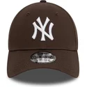 cappellino-visiera-curva-marrone-scuro-regolabile-9forty-league-essential-di-new-york-yankees-mlb-di-new-era