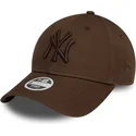 9forty-league-essential-verstellbare-dunkelbraune-kappe-mit-gebogenem-schirm-und-dunkelbraunem-logo-fur-damen-new-york-yankees-m