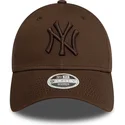 morkbrun-justerbar-bojd-keps-med-morkbrun-logotyp-for-kvinnor-9forty-league-essential-new-york-yankees-mlb-fran-new-era