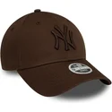 ciemnobrazowa-regulowana-czapka-z-daszkiem-z-ciemnobrazowym-logo-dla-kobiet-9forty-league-essential-new-york-yankees-mlb-new-era