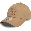 jasnobrazowa-regulowana-czapka-z-daszkiem-z-jasnobrazowym-logo-dla-kobiet-9forty-league-essential-new-york-yankees-mlb-new-era