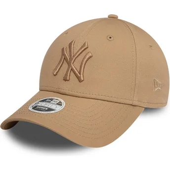 Braune verstellbare Curved Cap mit hellbraunem Logo für Damen 9FORTY League Essential der New York Yankees MLB von New Era