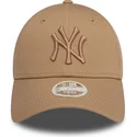 justerbar-ljusbrun-bojd-keps-med-ljusbrun-logotyp-for-kvinnor-9forty-league-essential-new-york-yankees-mlb-fran-new-era