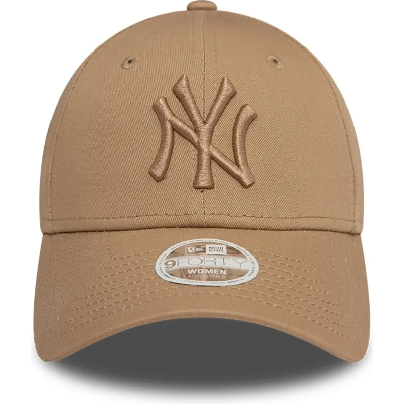 lysebrun-justerbar-buet-kasket-med-lysebrunt-logo-til-kvinder-9forty-league-essential-fra-new-york-yankees-mlb-fra-new-era