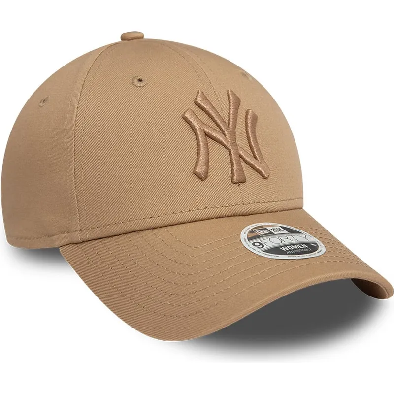 czapka-z-zakrzywionym-daszkiem-jasnobrazowa-regulowana-z-jasnobrazowym-logo-dla-kobiet-9forty-league-essential-new-york-yankees-