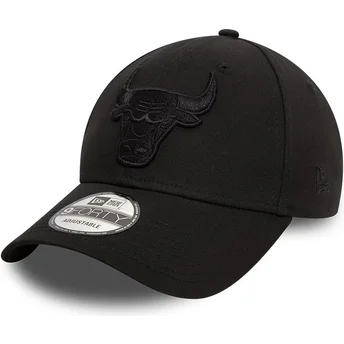 Schwarze verstellbare Kappe mit gebogenem Schirm und schwarzem Logo 9FORTY Essential der Chicago Bulls NBA von New Era