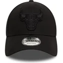 czarna-regulowana-czapka-z-zakrzywionym-daszkiem-z-czarnym-logo-9forty-essential-chicago-bulls-nba-new-era