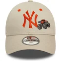 cappello-curvo-beige-regolabile-con-logo-arancione-per-bambino-9forty-graphic-monster-truck-dei-new-york-yankees-mlb-di-new-era