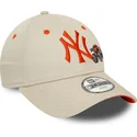 cappello-curvo-beige-regolabile-con-logo-arancione-per-bambino-9forty-graphic-monster-truck-dei-new-york-yankees-mlb-di-new-era