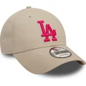 cappelli-curva-beige-cinghia-regolabile-rosa-9forty-league-essential-dei-los-angeles-dodgers-mlb-di-new-era
