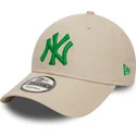 beige-verstellbare-kappe-mit-gebogenem-schirm-und-grunem-logo-9forty-league-essential-der-new-york-yankees-mlb-von-new-era