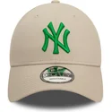 cappelli-curva-beige-cinghia-regolabile-9forty-league-essential-dei-new-york-yankees-mlb-di-new-era