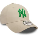 beige-verstellbare-kappe-mit-gebogenem-schirm-und-grunem-logo-9forty-league-essential-der-new-york-yankees-mlb-von-new-era