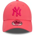 rosa-verstellbare-kappe-mit-gebogenem-schirm-und-rosa-logo-9forty-league-essential-der-new-york-yankees-mlb-von-new-era