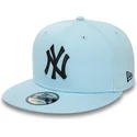 gorra-plana-azul-claro-snapback-con-logo-negro-9fifty-league-essential-de-new-york-yankees-mlb-de-new-era