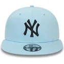 cappello-piatto-azzurro-snapback-con-logo-nero-9fifty-league-essential-dei-new-york-yankees-mlb-di-new-era