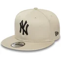 cappellino-beige-snapback-con-visiera-piatta-e-logo-nero-9fifty-league-essential-dei-new-york-yankees-mlb-di-new-era