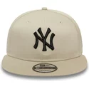 casquette-plate-beige-snapback-avec-logo-noir-9fifty-league-essential-new-york-yankees-mlb-new-era