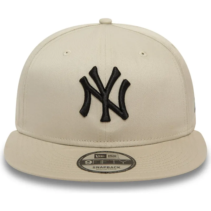 cappellino-beige-snapback-con-visiera-piatta-e-logo-nero-9fifty-league-essential-dei-new-york-yankees-mlb-di-new-era