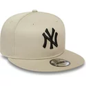 casquette-plate-beige-snapback-avec-logo-noir-9fifty-league-essential-new-york-yankees-mlb-new-era