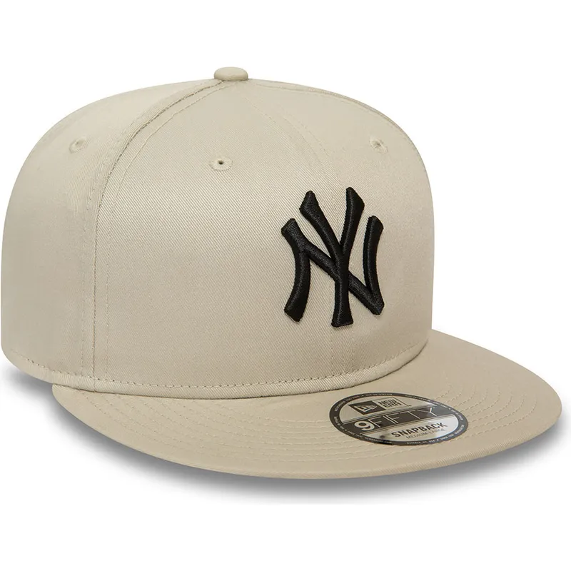 cappellino-beige-snapback-con-visiera-piatta-e-logo-nero-9fifty-league-essential-dei-new-york-yankees-mlb-di-new-era