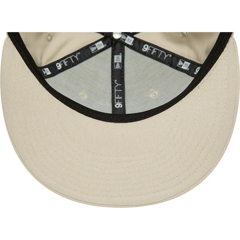 cappellino-beige-snapback-con-visiera-piatta-e-logo-nero-9fifty-league-essential-dei-new-york-yankees-mlb-di-new-era