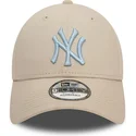 cappellino-beige-con-visiera-curva-regolabile-con-logo-azzurro-9forty-league-essential-dei-new-york-yankees-mlb-di-new-era
