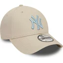 casquette-courbee-beige-ajustable-avec-logo-bleu-claire-9forty-league-essential-new-york-yankees-mlb-new-era