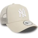 beige-trucker-kappe-mit-weissem-logo-a-frame-league-essential-der-new-york-yankees-mlb-von-new-era
