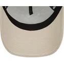 beige-trucker-cap-mit-weissem-logo-a-frame-league-essential-der-new-york-yankees-mlb-von-new-era