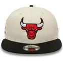 cappello-piatto-beige-e-nero-snapback-9fifty-logo-di-chicago-bulls-nba-di-new-era