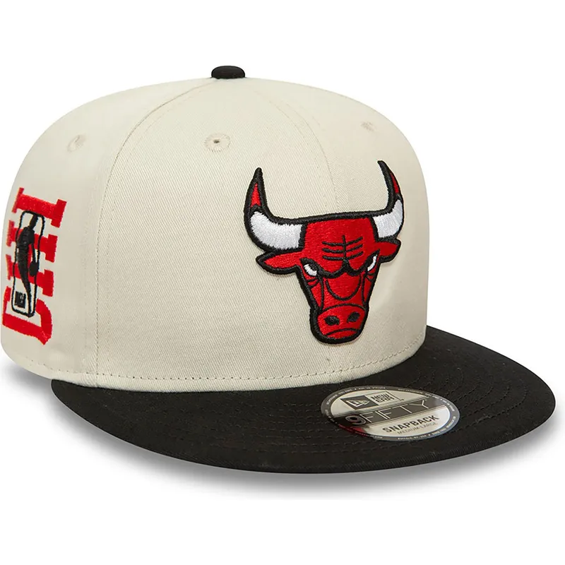 cappello-piatto-beige-e-nero-snapback-9fifty-logo-di-chicago-bulls-nba-di-new-era