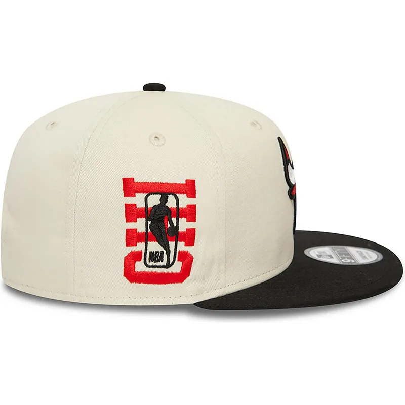 beige-und-schwarze-flache-snapback-kappe-9fifty-logo-der-chicago-bulls-nba-von-new-era