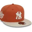 gorra-plana-marron-y-beige-snapback-9fifty-patch-de-new-york-yankees-mlb-de-new-era