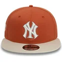 cappello-piatto-marrone-e-beige-snapback-9fifty-patch-dei-new-york-yankees-mlb-di-new-era