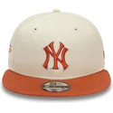 cappello-piatto-beige-e-marrone-snapback-9fifty-patch-dei-new-york-yankees-mlb-di-new-era