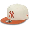 cappello-piatto-beige-e-marrone-snapback-9fifty-patch-dei-new-york-yankees-mlb-di-new-era