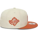cappello-piatto-beige-e-marrone-snapback-9fifty-patch-dei-new-york-yankees-mlb-di-new-era