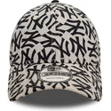 cappellino-curvo-beige-e-nero-regolabile-9forty-monogram-di-new-york-yankees-mlb-di-new-era