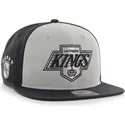 cappellino-snapback-piatto-grigio-e-nero-los-angeles-kings-nhl-sure-shot-di-47-brand