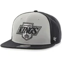 cappellino-snapback-piatto-grigio-e-nero-los-angeles-kings-nhl-sure-shot-di-47-brand